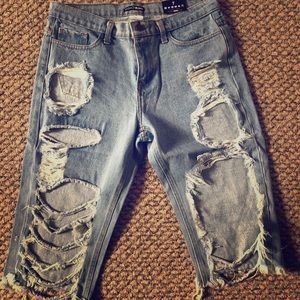 🚨Fashion Nova distressed bermuda shorts🚨